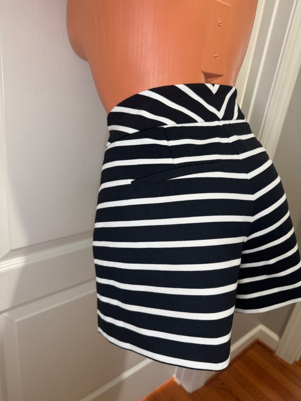 WHBM Ponte Knit Black White Stripe Sailor Shorts Mid Rise Side Zip Sz 2 EUC $68 - Picture 4 of 10